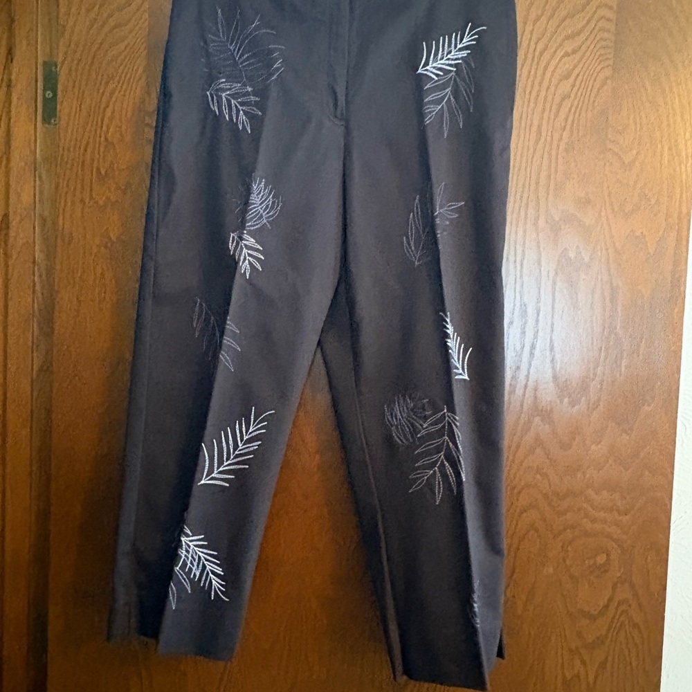 Valerie Stevens Black Capris with White Leaf Pattern